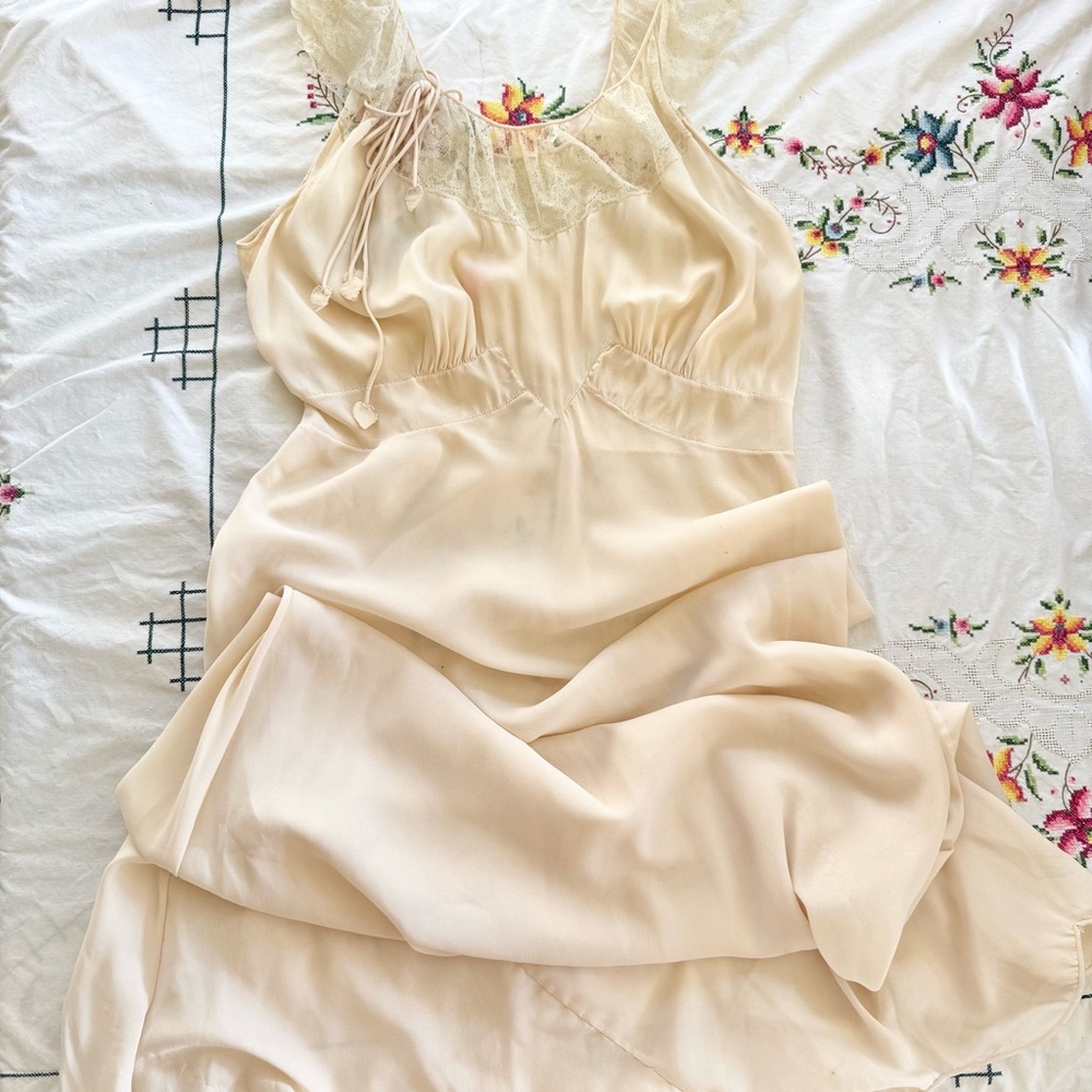 Duraline Antique lacy nightgown with little hearts in cream